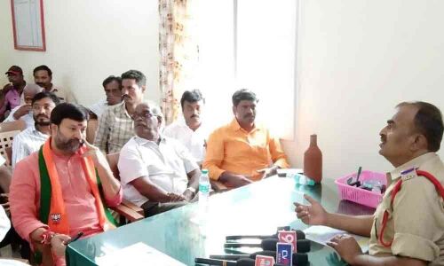 Cops detain BJP leaders for violating prohibitory orders