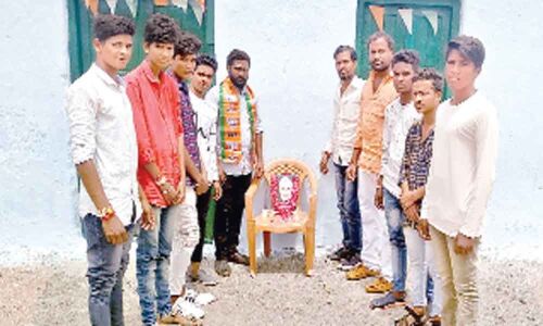 Glowing tributes paid to former PM Vajpayee Glowing tributes paid to former PM Vajpayee