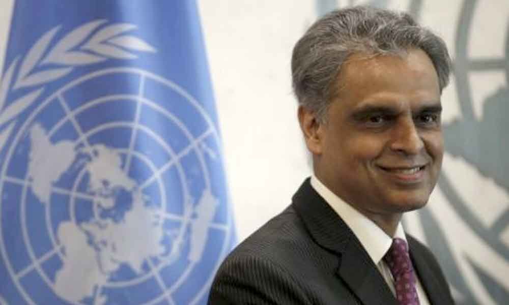 Syed Akbaruddin makes symbolic gesture of friendship to Pakistani scribes