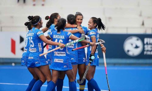 Indian men, women begin campaign on winning note