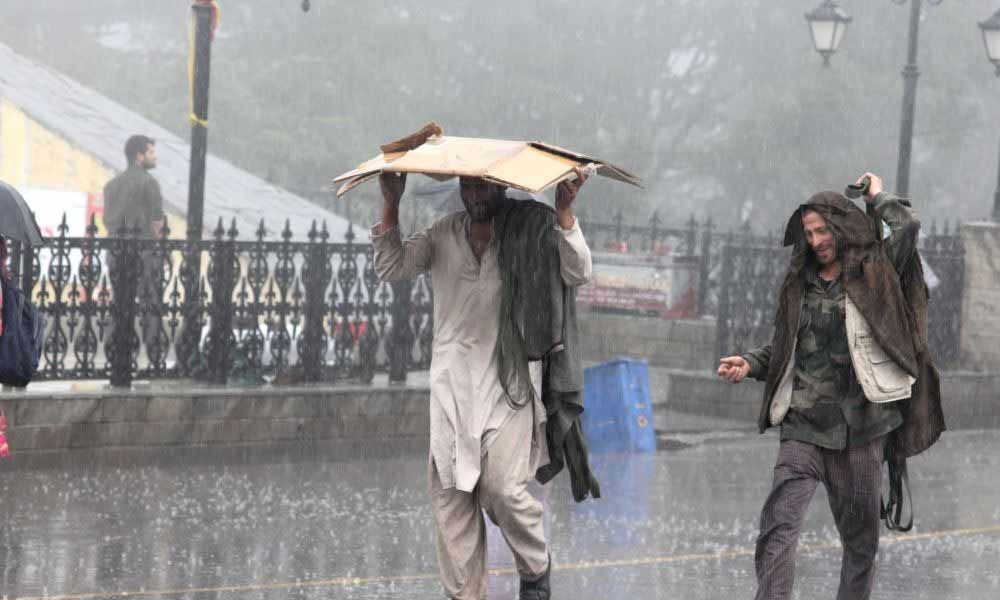 Hundreds stranded in Himachal after heavy rains