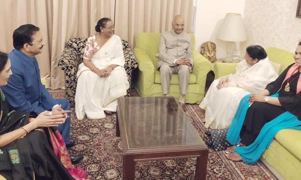 President Ram Nath Kovind meets legendary singer Lata Mangeshkar at her residence