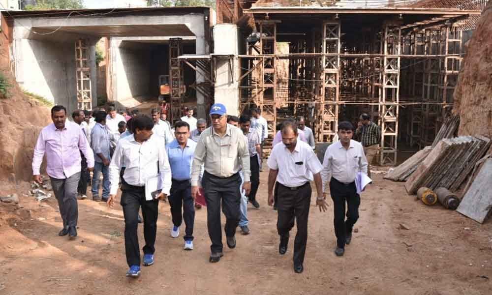 SCR GM inspects level crossing gates