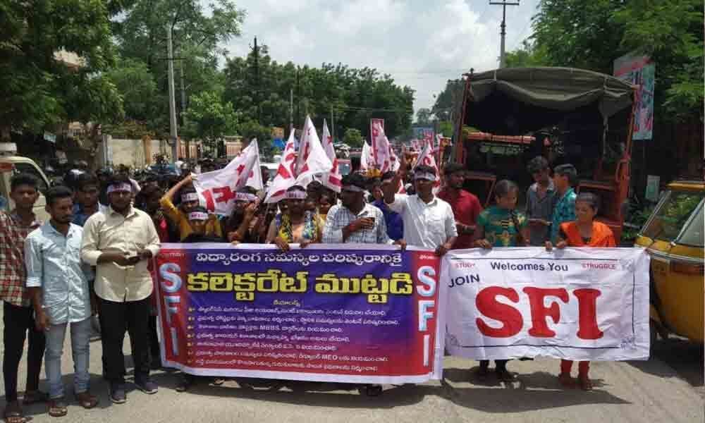 Education gravely neglected under TRS rule: SFI