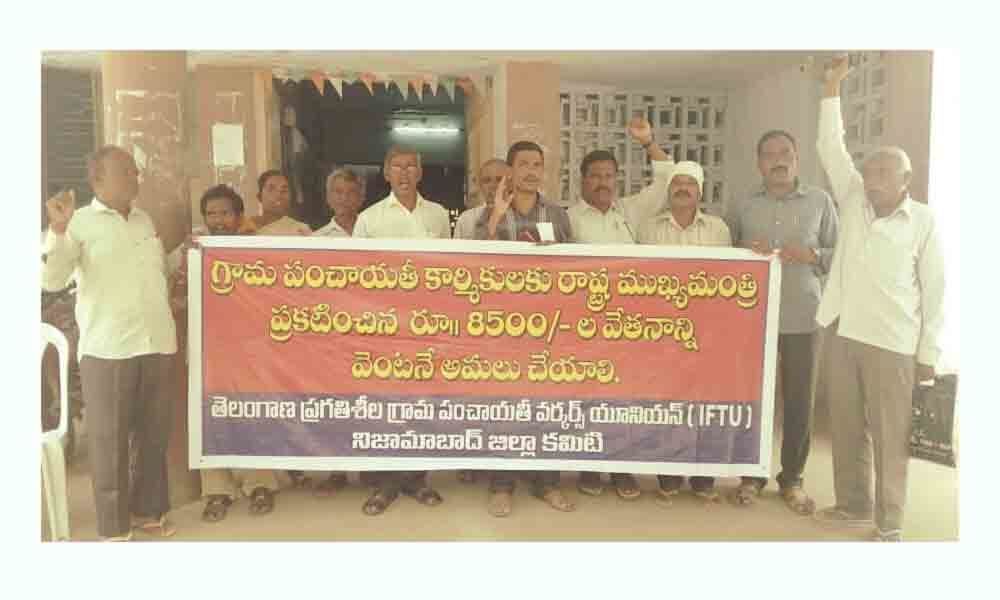 IFTU demands minimum salary of  16,000 to sanitary workers in Nizamabad