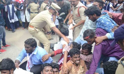 Nalgonda: SFI demands release of pending fee dues, stages protest at Collectorate
