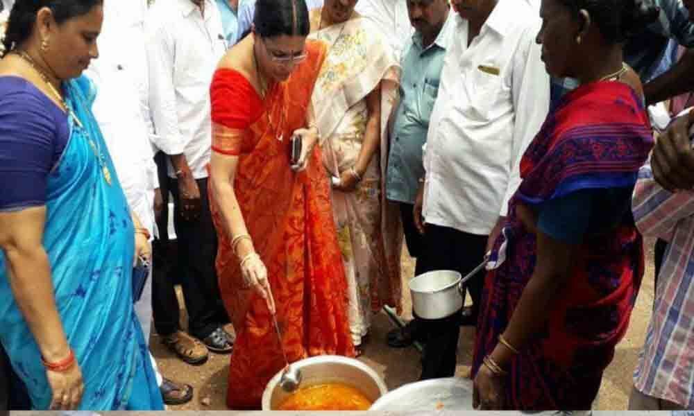 ZP CEO calls for providing quality midday meals in Suryapet