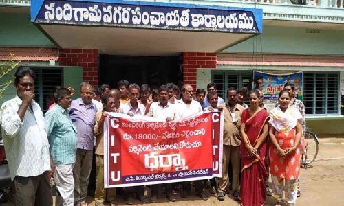 Nagara Panchayat workers stage dharna in Nandigama