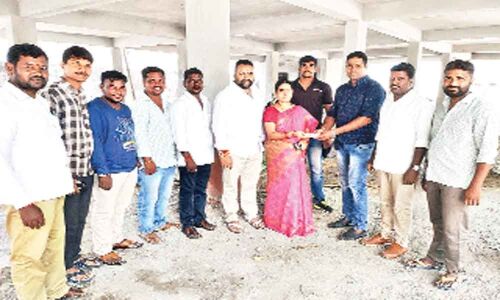 Corporator Shanthi donates money for borewell
