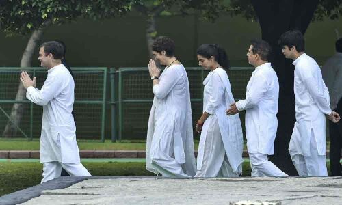 Modi, Pranab, Congress leaders pay tributes to Rajiv Gandhi