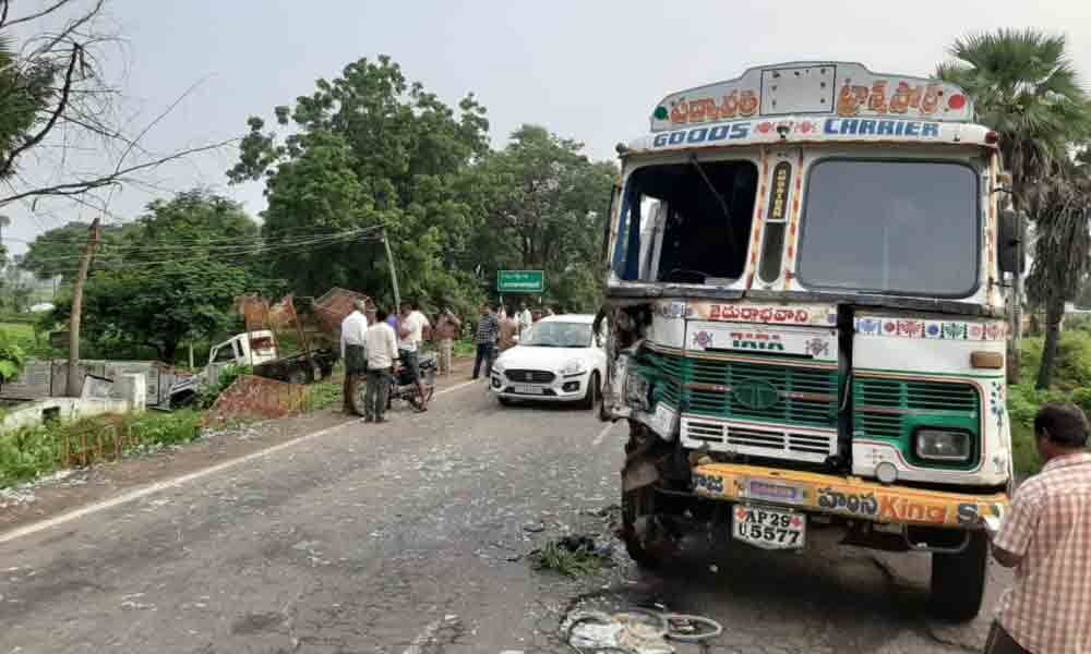 200 chicks die in mishap in Bhupalpally