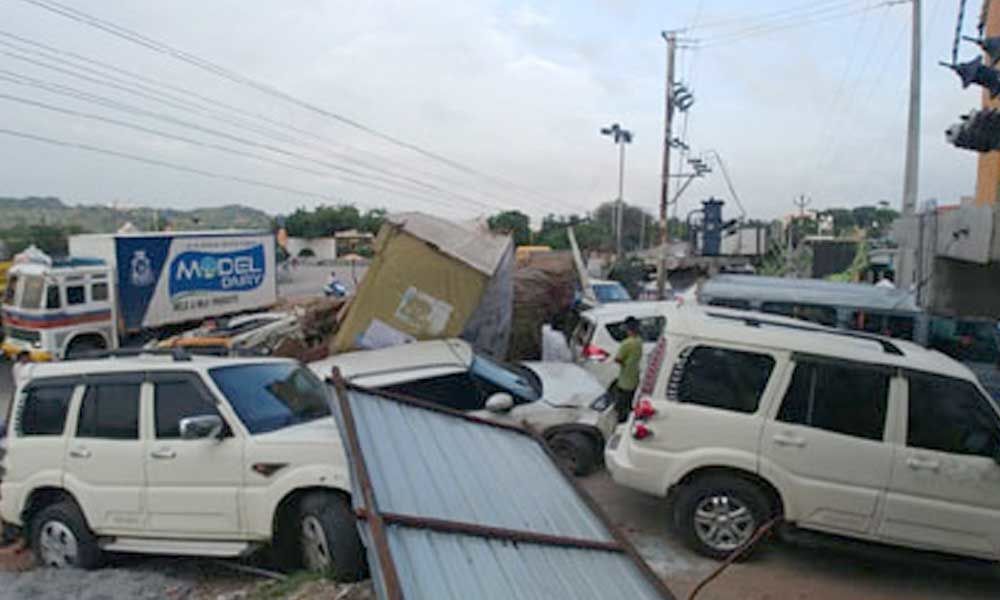 Lorry creates flutter in Hyderabad, damages 4 cars