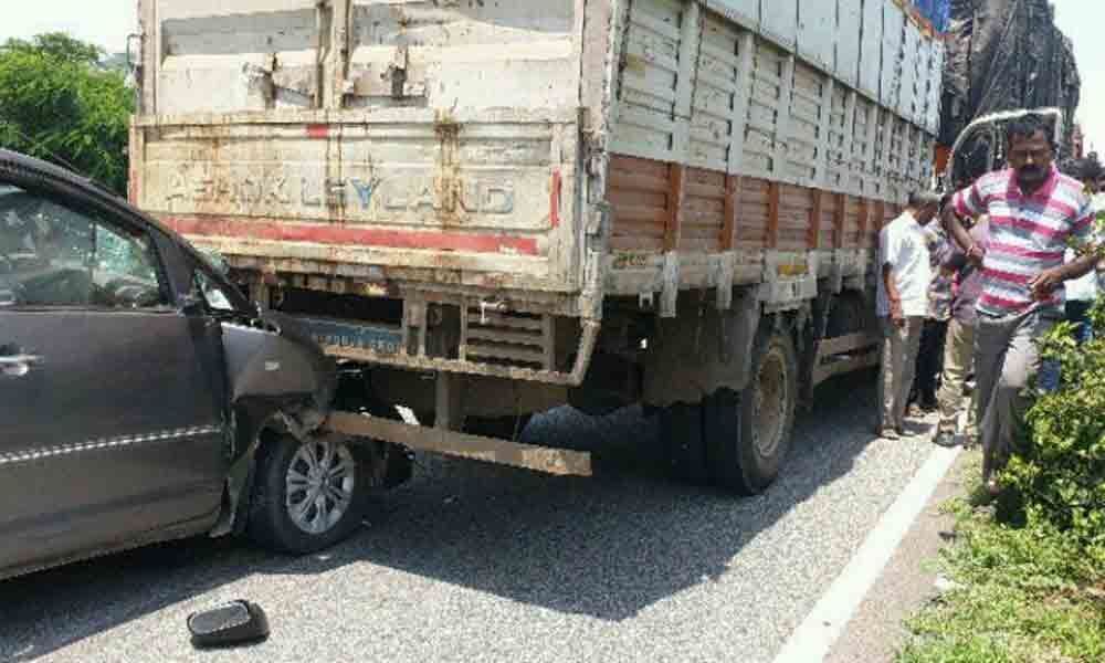 Van driver injured in freak accident in Nalgonda