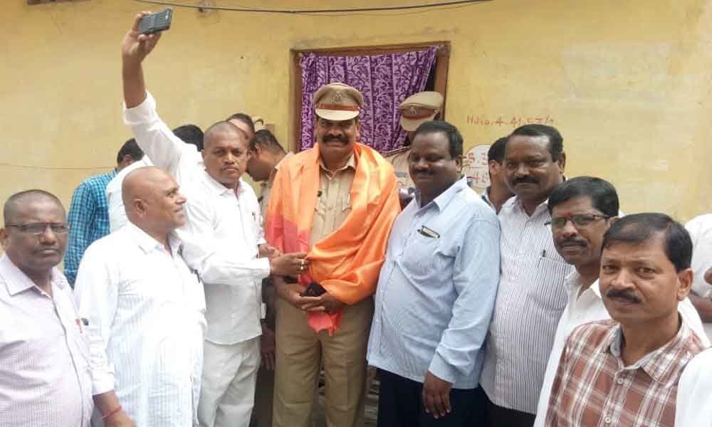 Papireddy Nagar Association felicitates CI Alluri Ganga Reddy