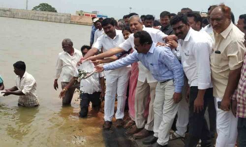 Bikes on subsidy to fishermen in Vemulawada