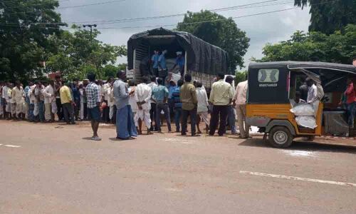 Urea distributed amid police bandobast in Kamareddy