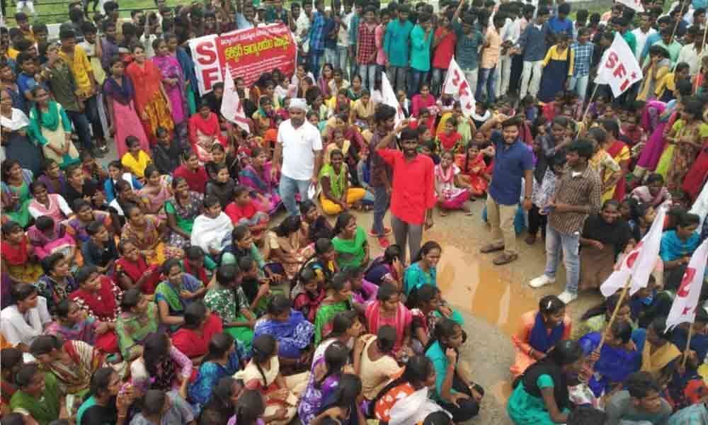 Suryapet: SFI stages sit-in seeking midday meals in junior colleges