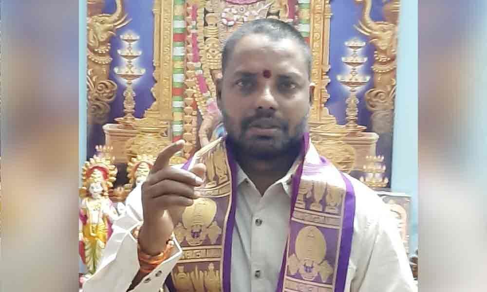 Government hurting sentiments of Hindus, says Siripurapu