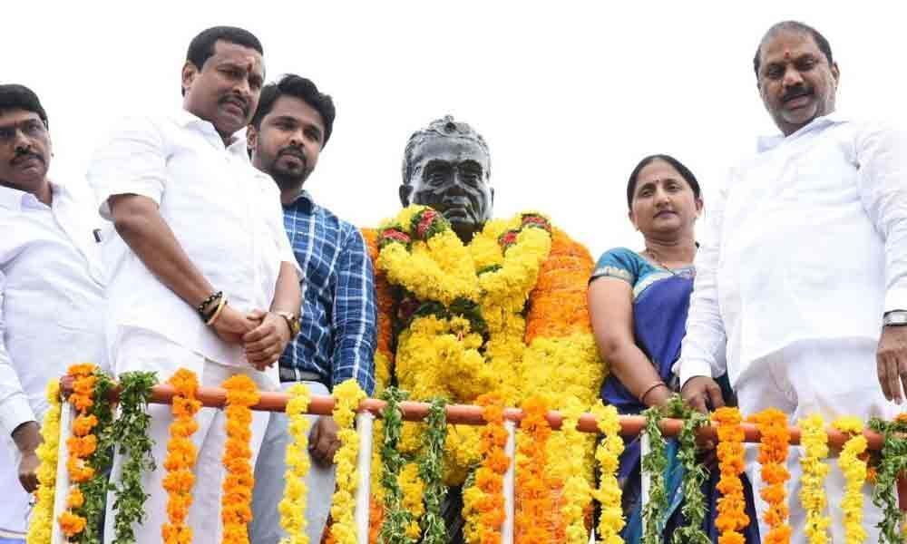 Floral tributes paid to Tanguturi Prakasam Pantulu in Vijayawada