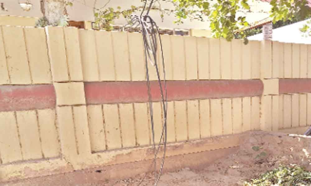 Electric wire snaps, poses danger