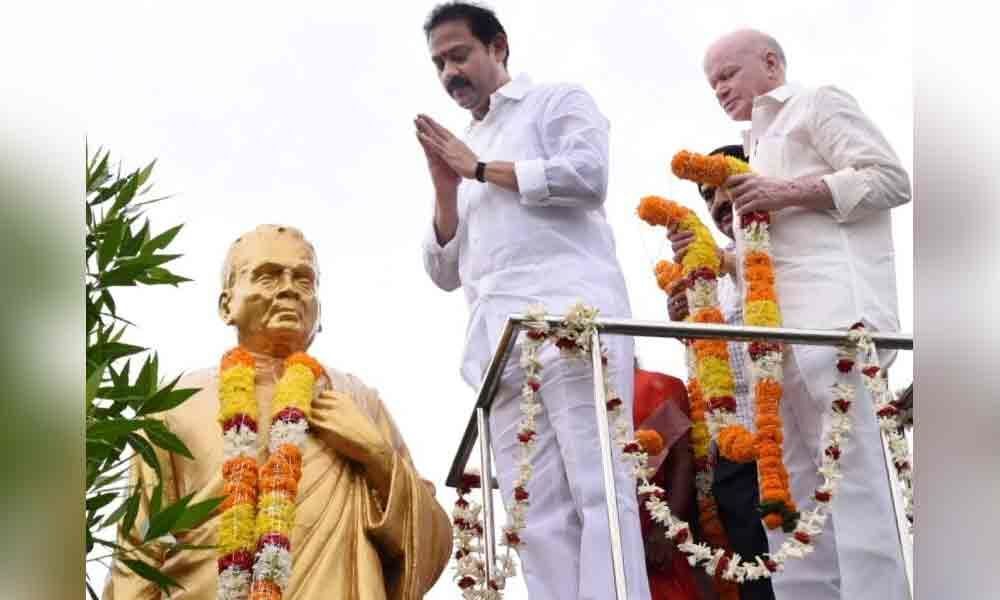 Rich tributes paid to Tanguturi in Kakinada