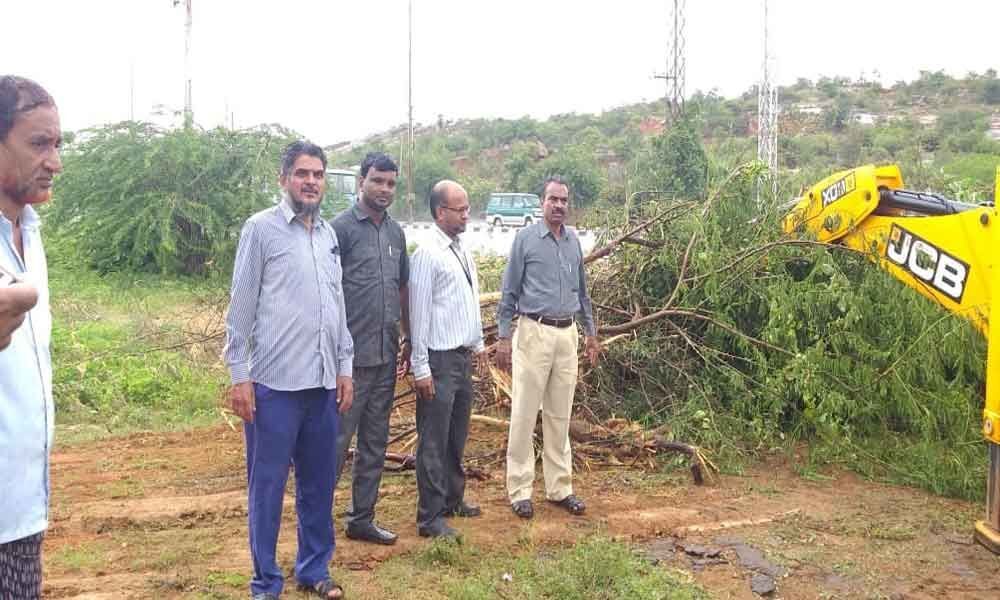 TS Wakf Board pulls down illegal structure at graveyard