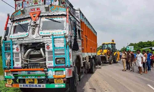 One dies as two lorries collide in Mahabubabad