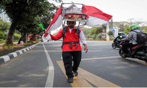 Man walks 800 km backwards to save forest