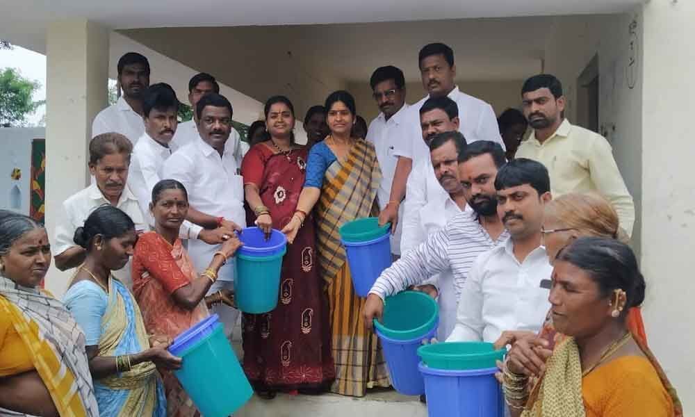 MPP Goud distributes dustbins to households