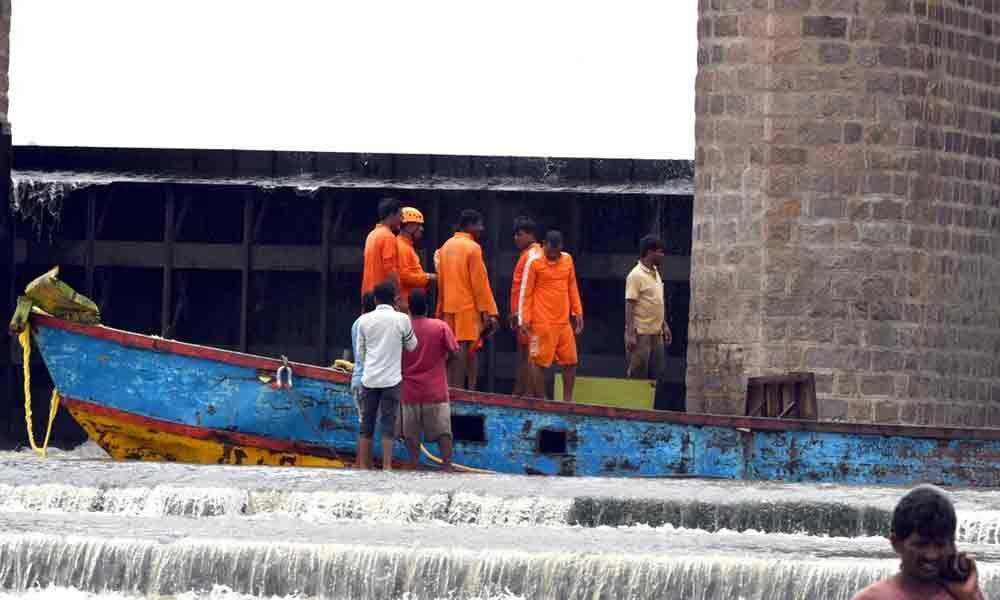 Fishing boat removed from gate 68 at Prakasam Barrage