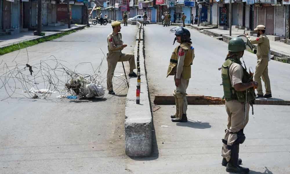 Kashmir clampdown: Normal life remains affected in Valley as markets, schools remain closed