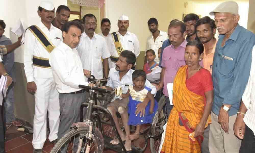 Nalgonda Collector hands over aid to road accident victim