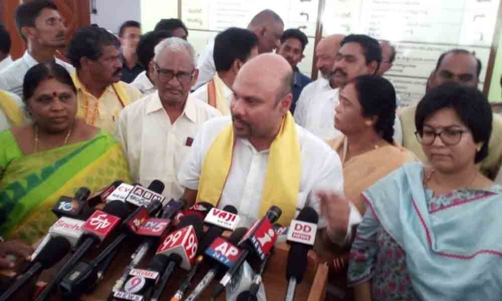 Resolve sand issue, former minister demands government in Vizianagaram