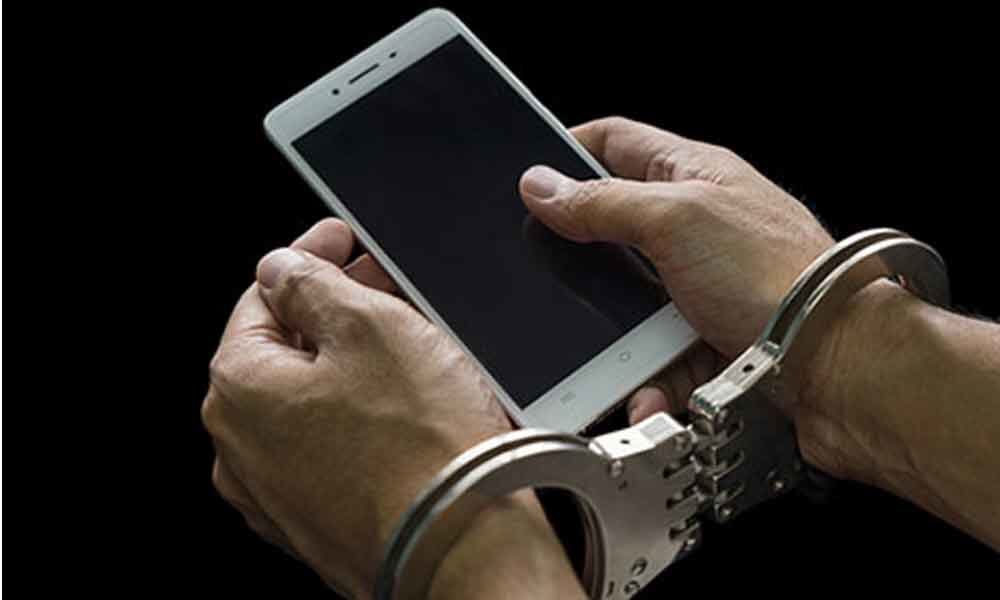 Cell phone snatcher arrested in Hyderabad