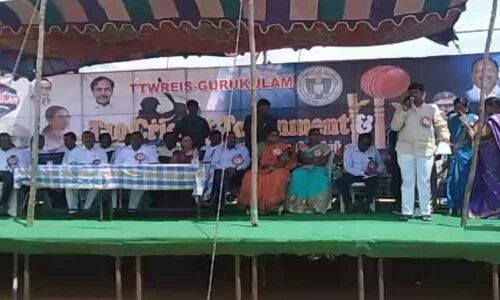 MLA Gudem Mahipal Reddy distributes prizes to winners in T-10 tourney