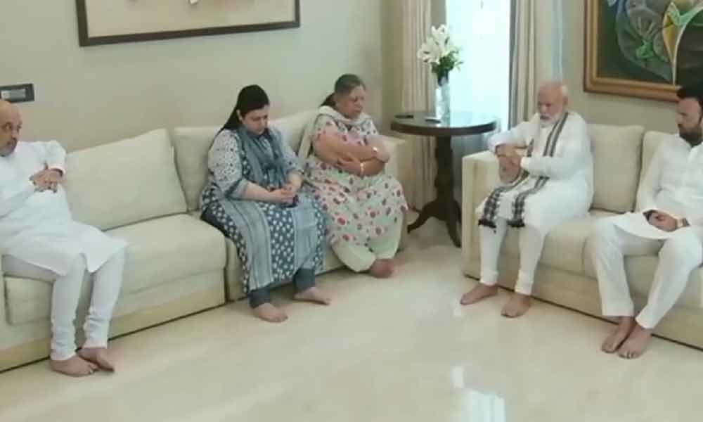 Prime Minister Narendra Modi  meets Arun Jaitleys family to offer condolence