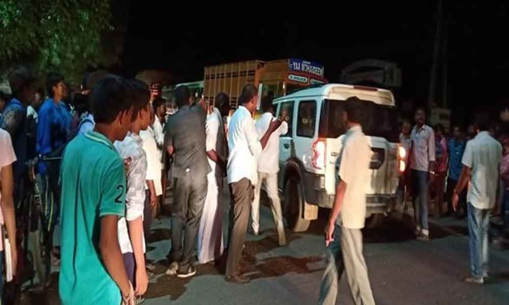 YCP MLA Sudheer Reddy lends helping hand to accident victims