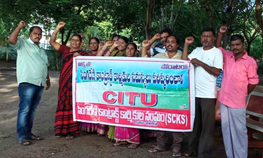 Kothagudem: SCCL contact workers demand hike in salaries, stage protest