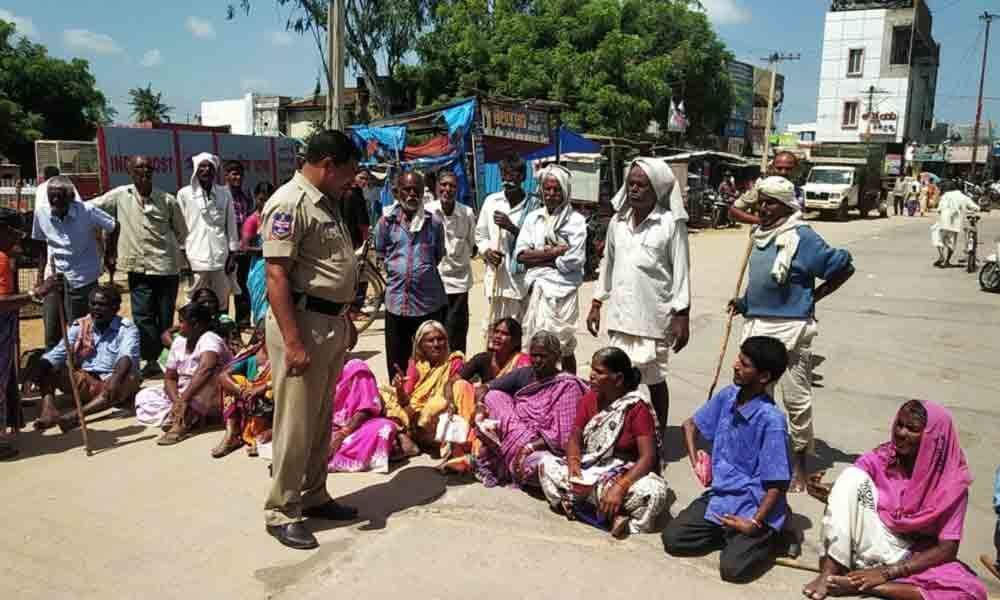 Elders stage rasta roko in Kamareddy