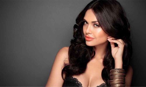 Esha Gupta posts latest pics
