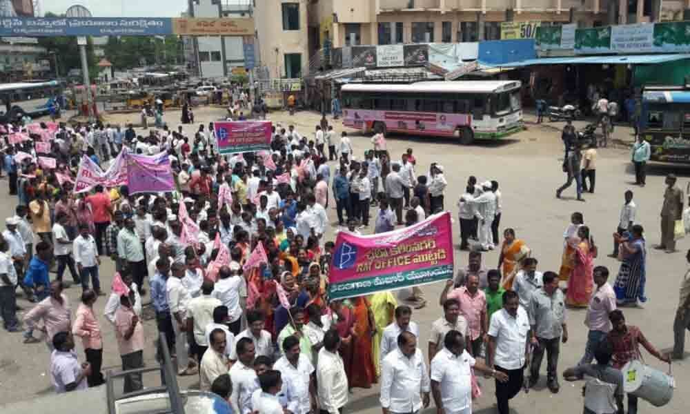 Solve RTC employees issues in Karimnagar: demands Telangana Mazdoor Union