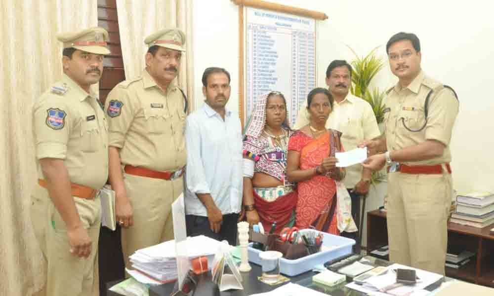 Nalgonda: Financial aid handed over to kin of deceased home guards