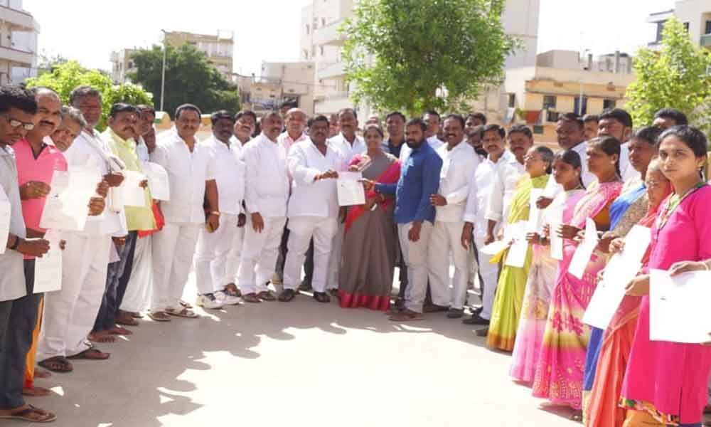 MLA Gudem Mahipal Reddy hands over CMRF cheques
