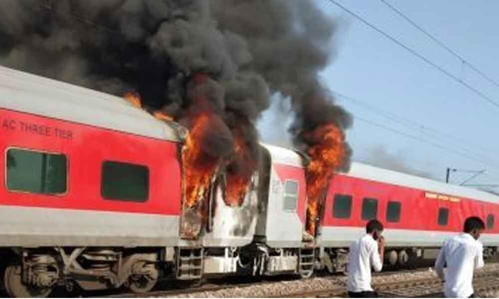 Fire engulfs in Telangana Express, no casualties