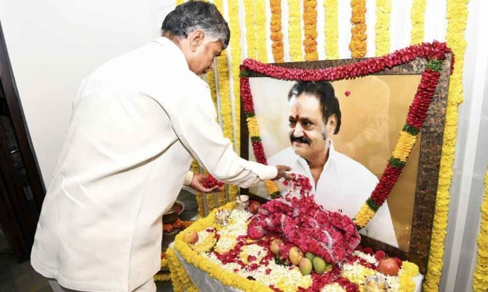 Chandrababu Naidu pays tribute to Nandamuri Harikrishna
