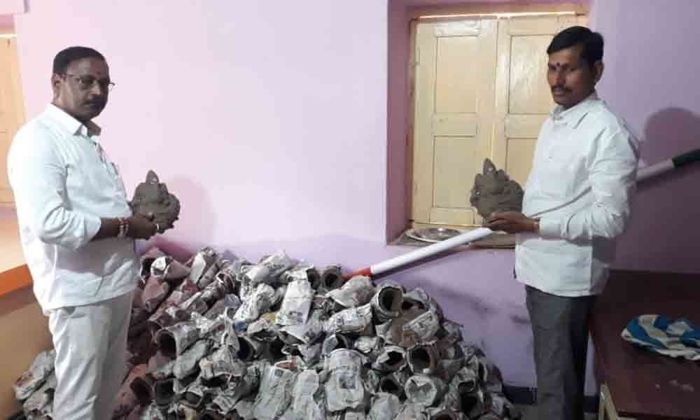 MLA donates 400 clay Ganesh idols to Chinnachintakunta village