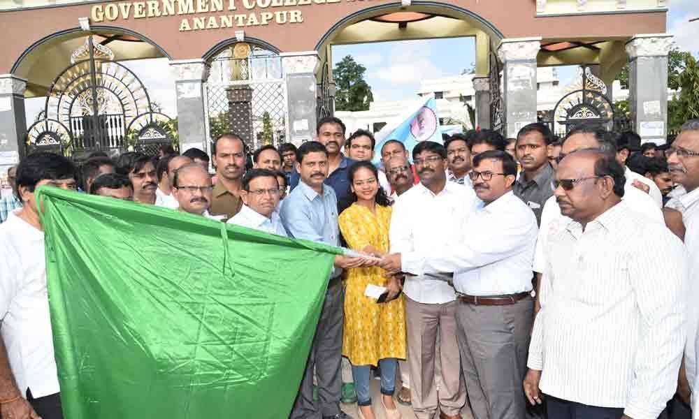 Collector flags off Fit India rally in Anantapur