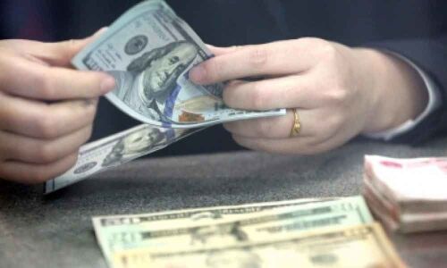 US dollar rises against British pound