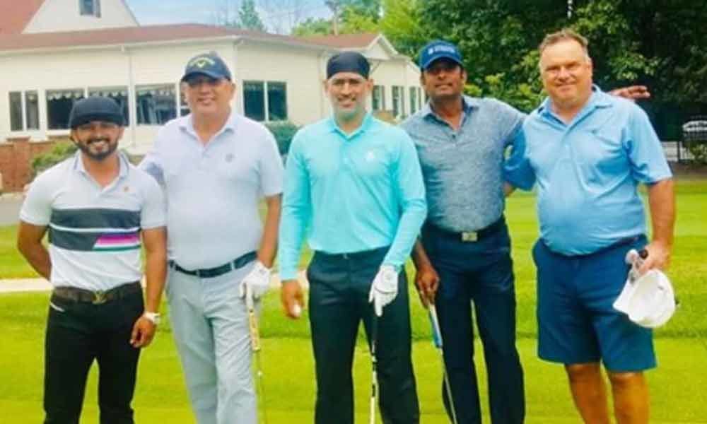 MS Dhoni enjoys golf with Jadhav on National Sports Day
