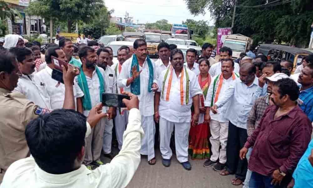 Solve farmers problems, demands Congress in Kamareddy